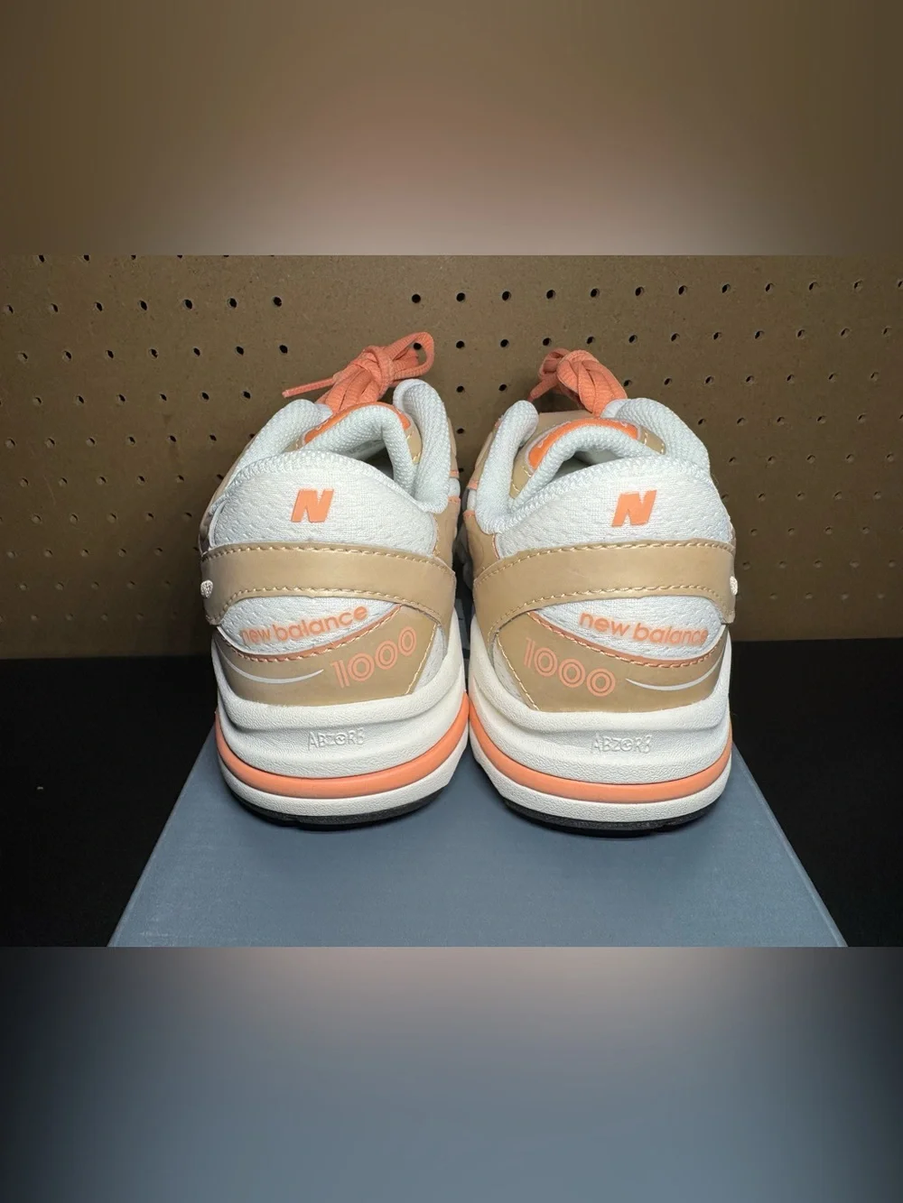 New Balance 1000 Sneakers Youths 5, Women’s 6.5 Metallic Gold & Peach Accent Sne
